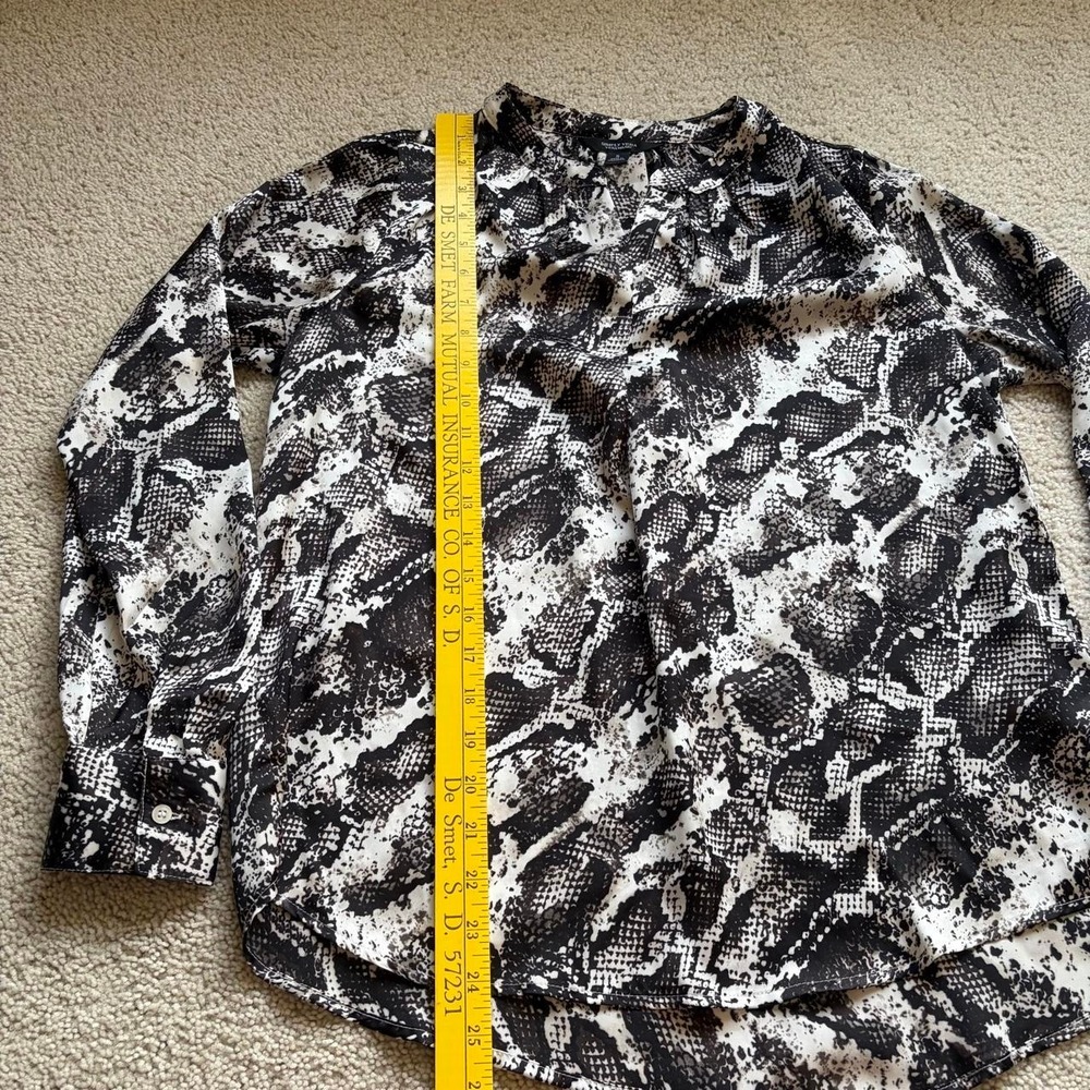 Simply Vera Wang Long Sleeve Silk Blouse Size Small Snake Print Black White - Picture 6 of 8